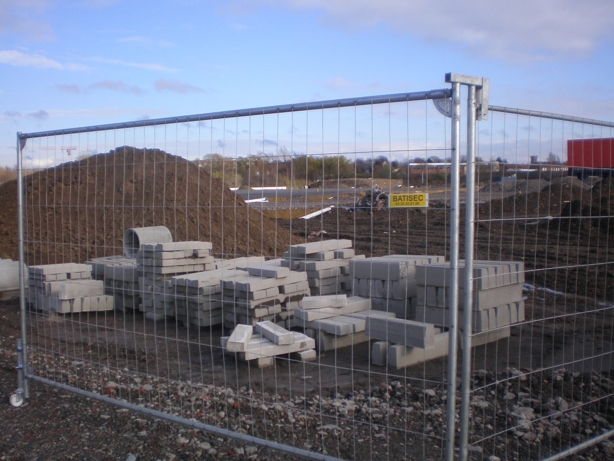 The gate hinge attatched to a ST model fence
